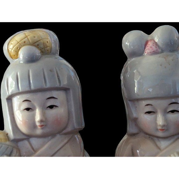 2 Vintage Porcelain Geisha Figurines Ball Flowers 6.5" Tall Blue Bows Taiwan - Picture 2 of 10